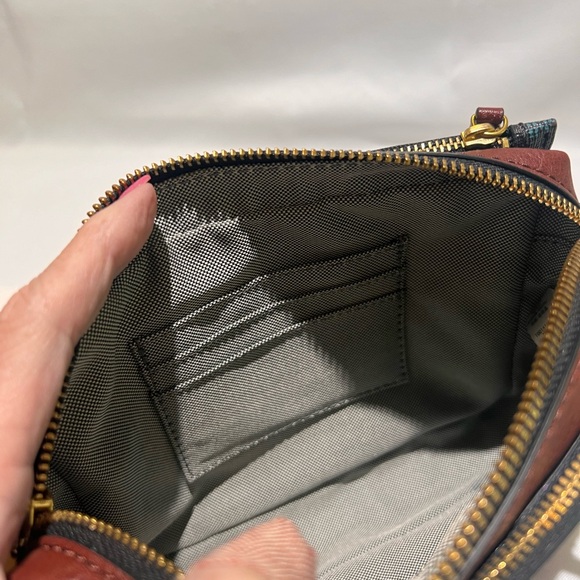 Fossil leather crossbody bag/ multi color with matching wallet. Great condition - Picture 6 of 6